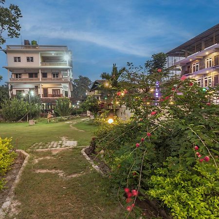 Hotel Riverside With Swimming Pool Sauraha Esterno foto