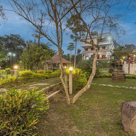 Hotel Riverside With Swimming Pool Sauraha Esterno foto