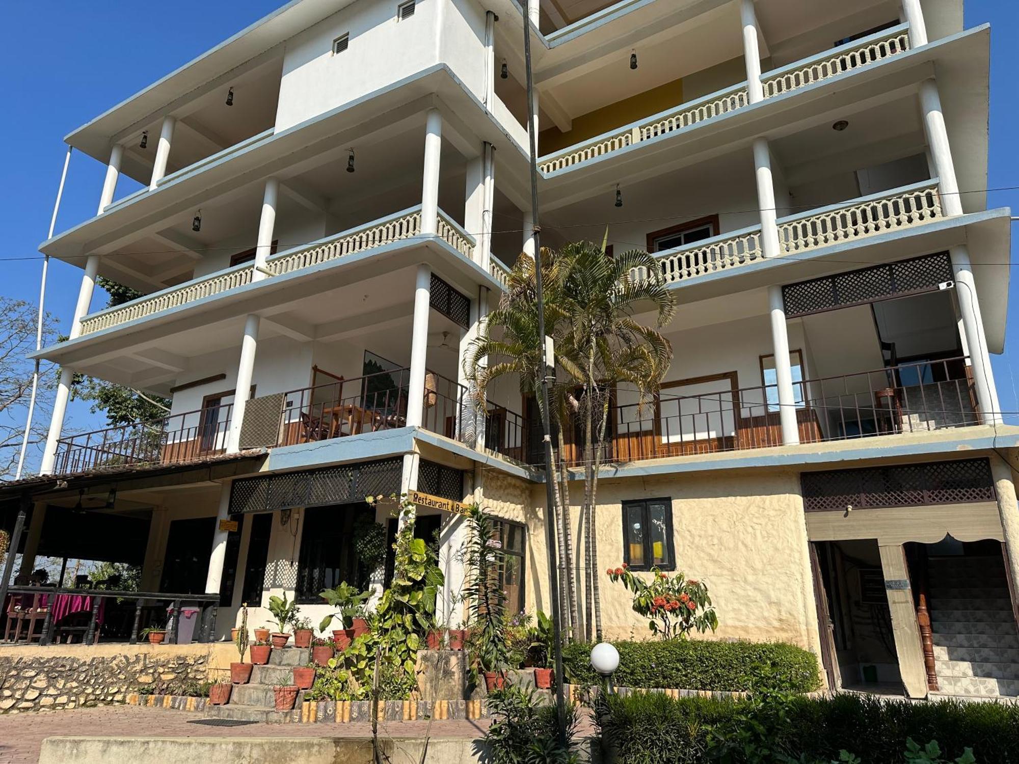 Hotel Riverside With Swimming Pool Sauraha Esterno foto