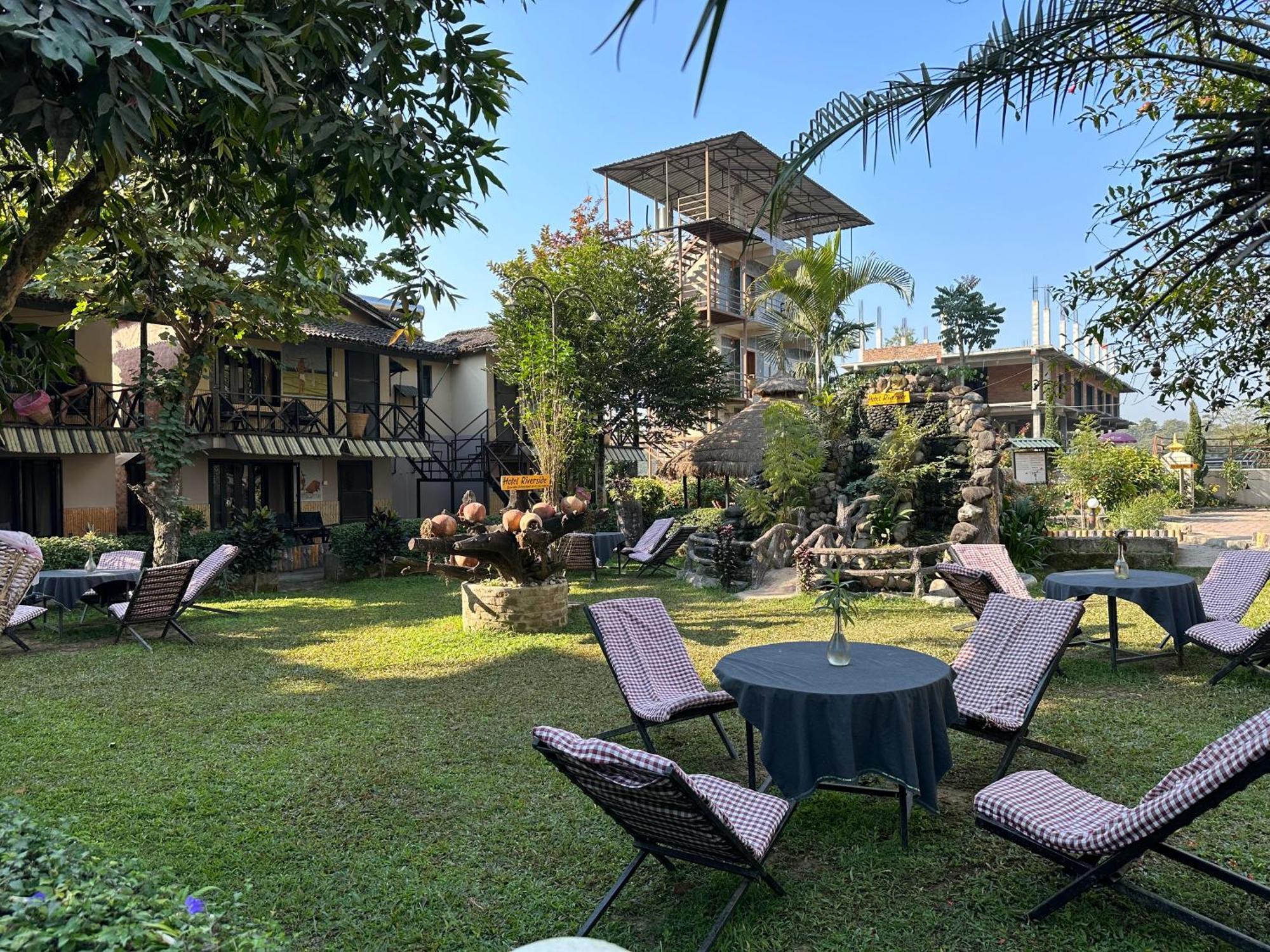 Hotel Riverside With Swimming Pool Sauraha Esterno foto