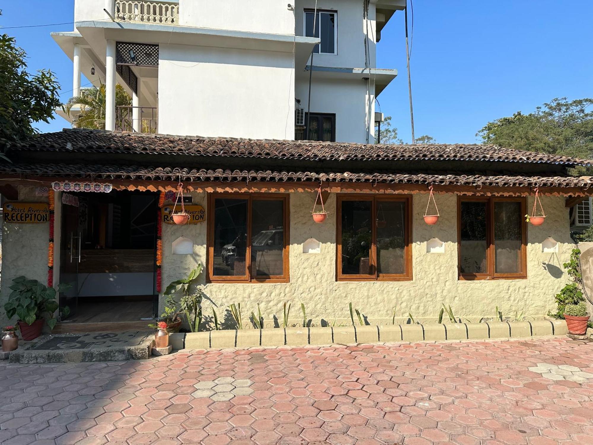 Hotel Riverside With Swimming Pool Sauraha Esterno foto