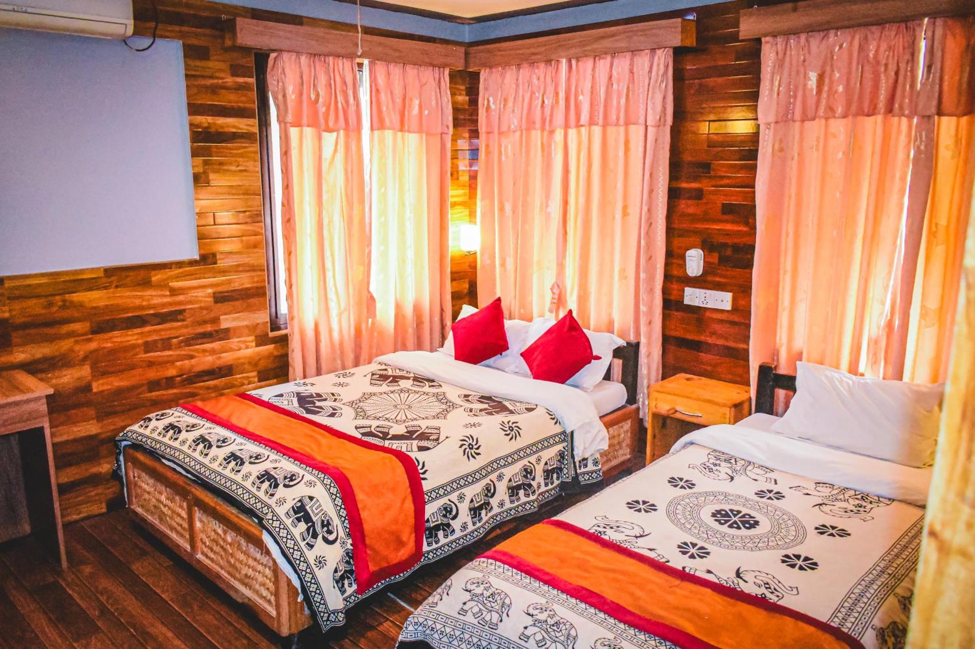Hotel Riverside With Swimming Pool Sauraha Esterno foto