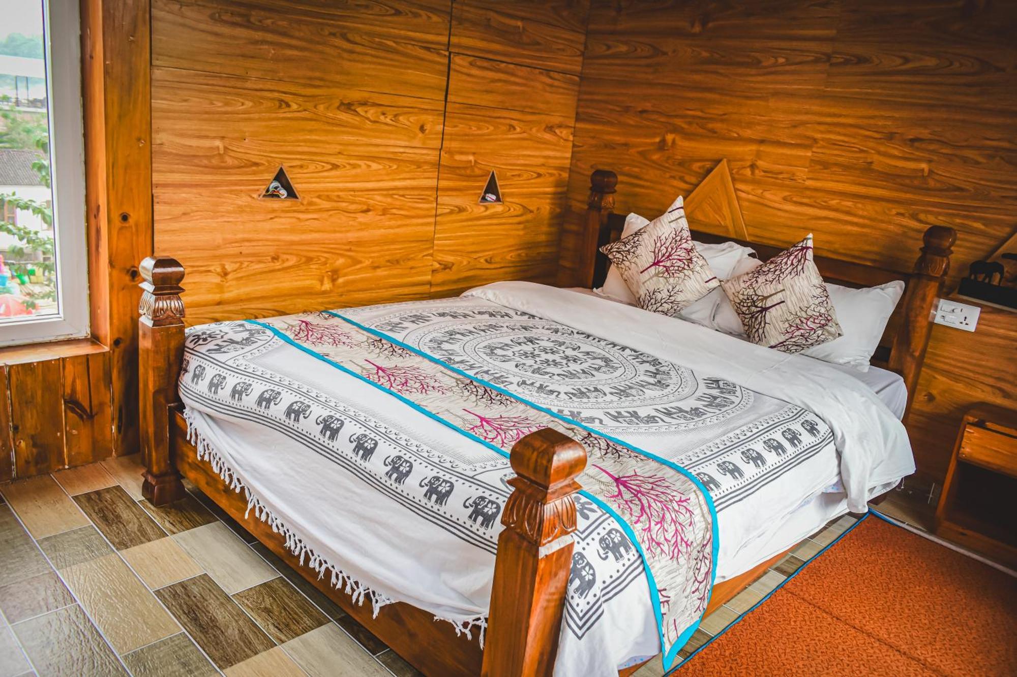 Hotel Riverside With Swimming Pool Sauraha Esterno foto