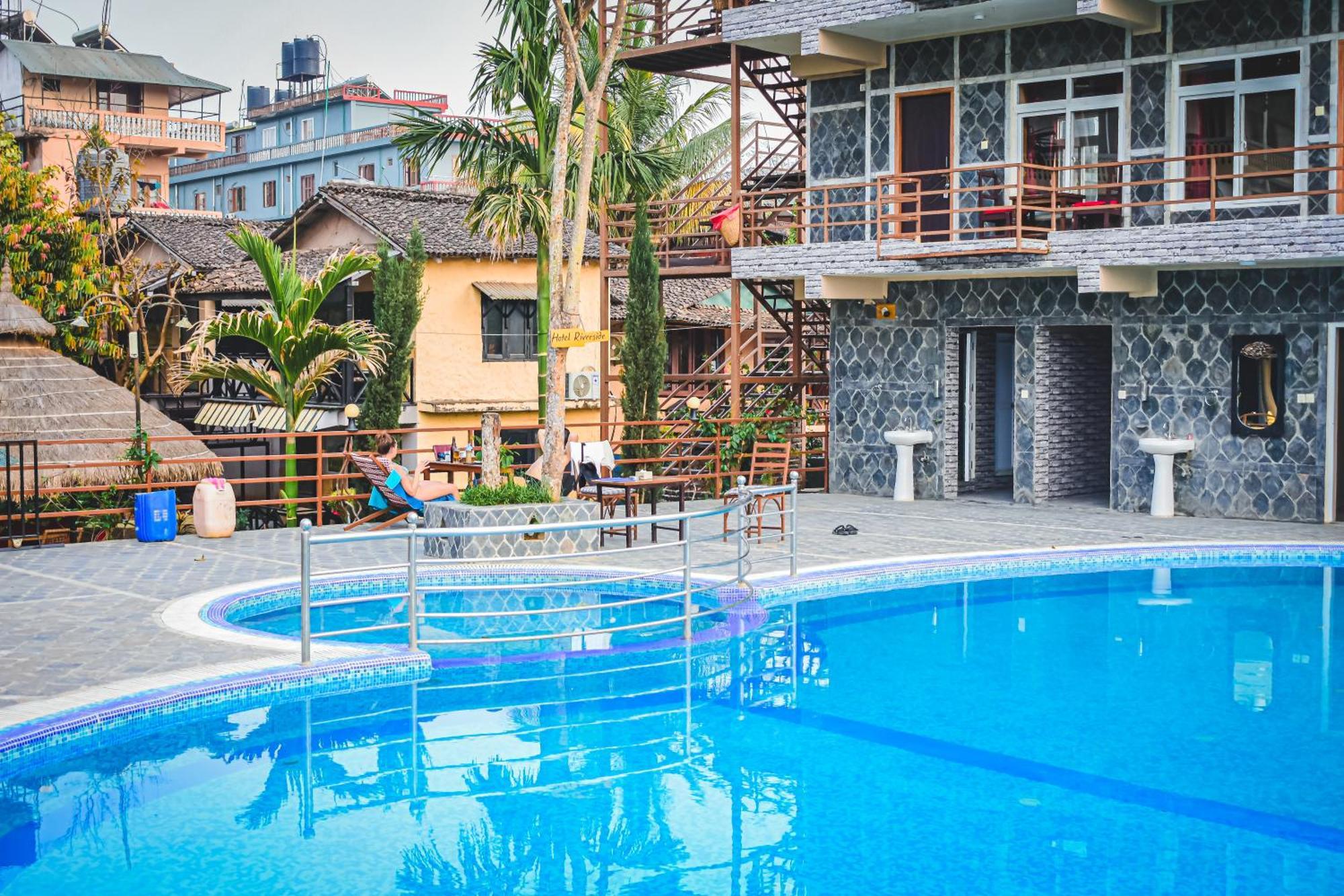 Hotel Riverside With Swimming Pool Sauraha Esterno foto