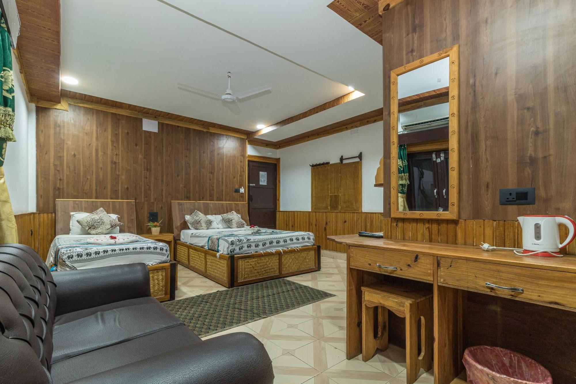 Hotel Riverside With Swimming Pool Sauraha Esterno foto