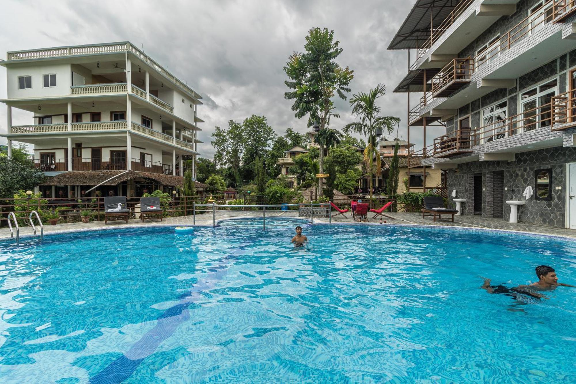 Hotel Riverside With Swimming Pool Sauraha Esterno foto