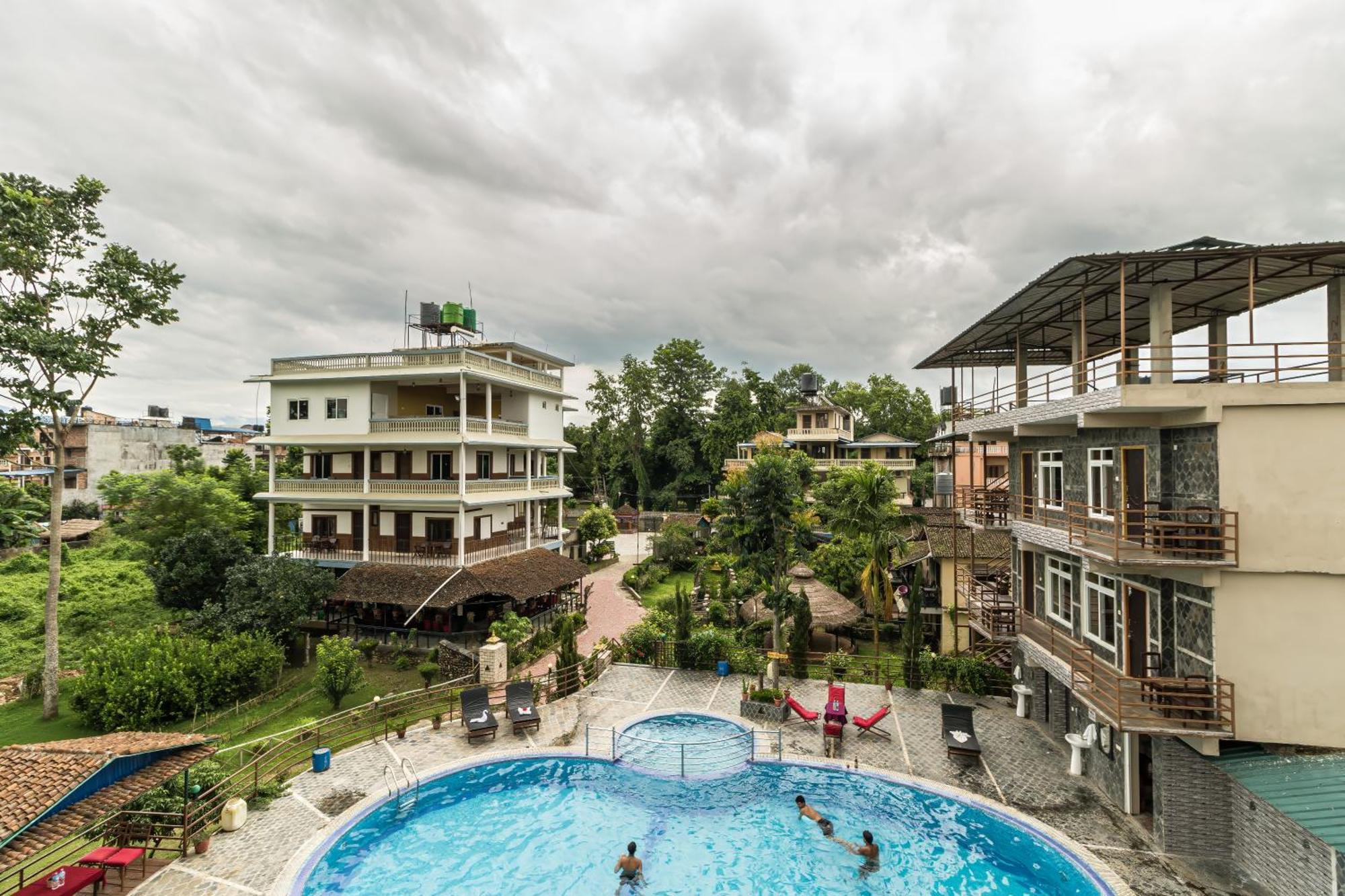 Hotel Riverside With Swimming Pool Sauraha Esterno foto