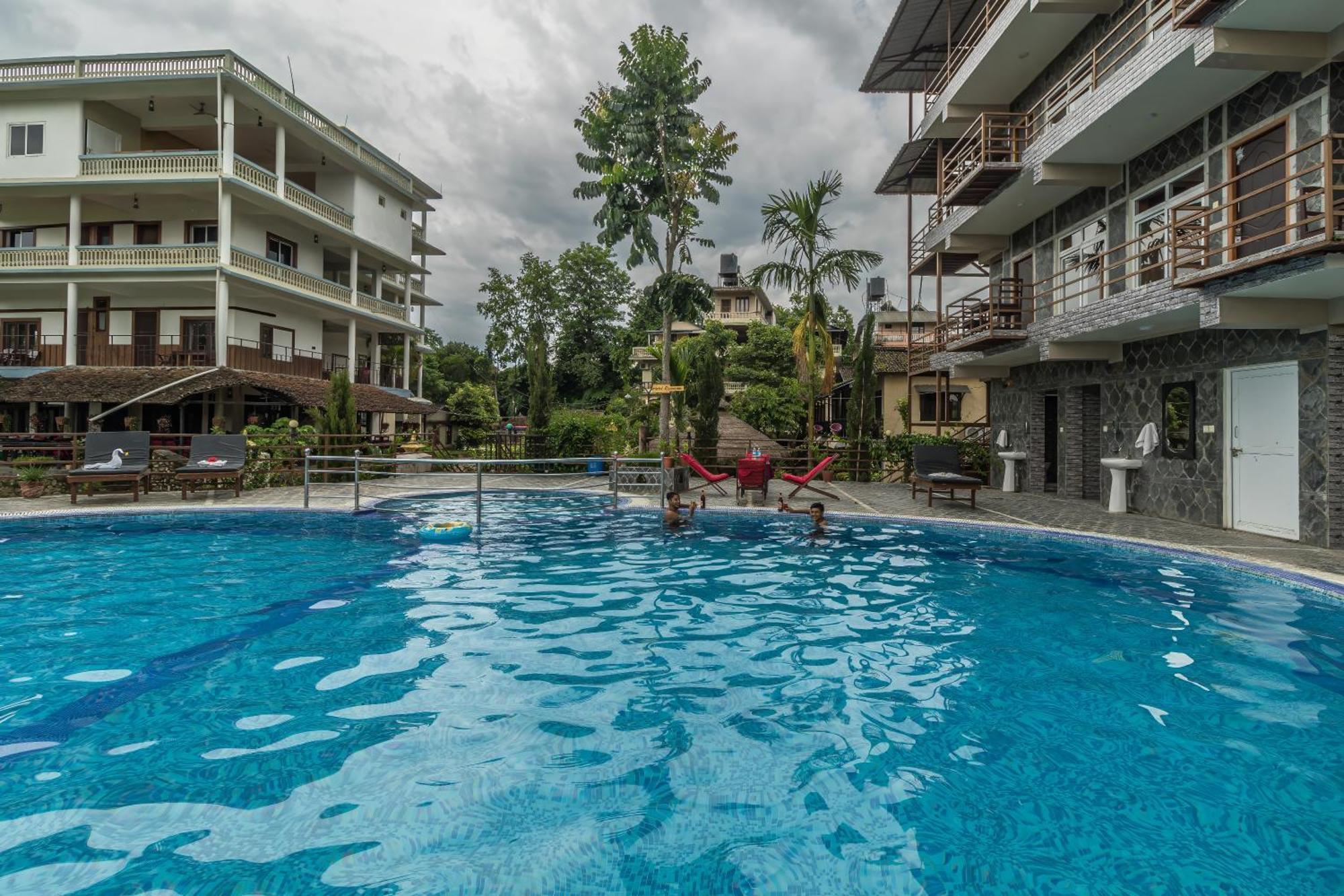 Hotel Riverside With Swimming Pool Sauraha Esterno foto