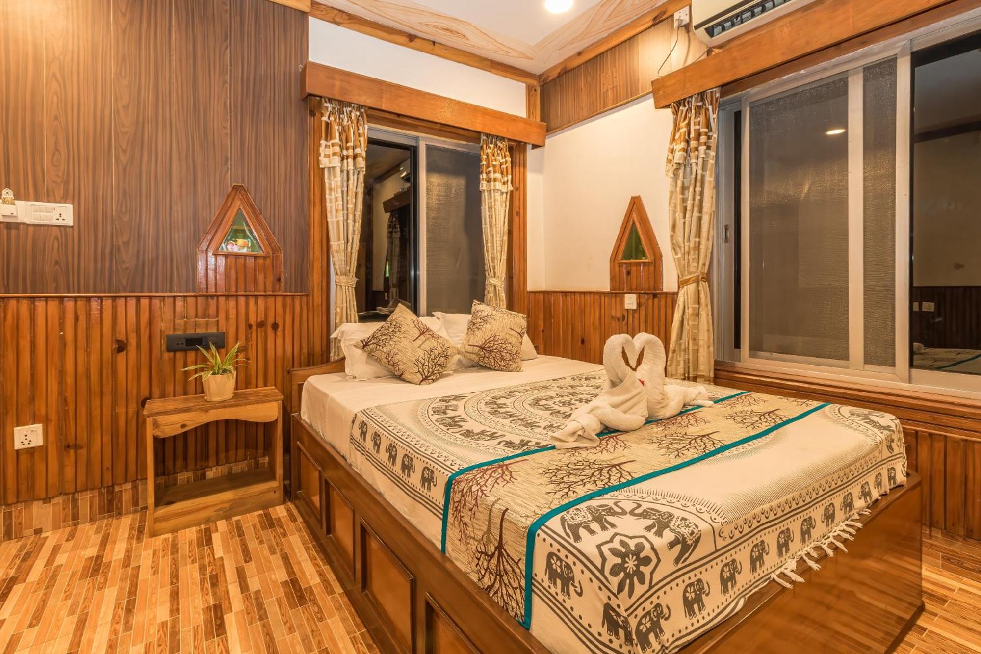 Hotel Riverside With Swimming Pool Sauraha Esterno foto