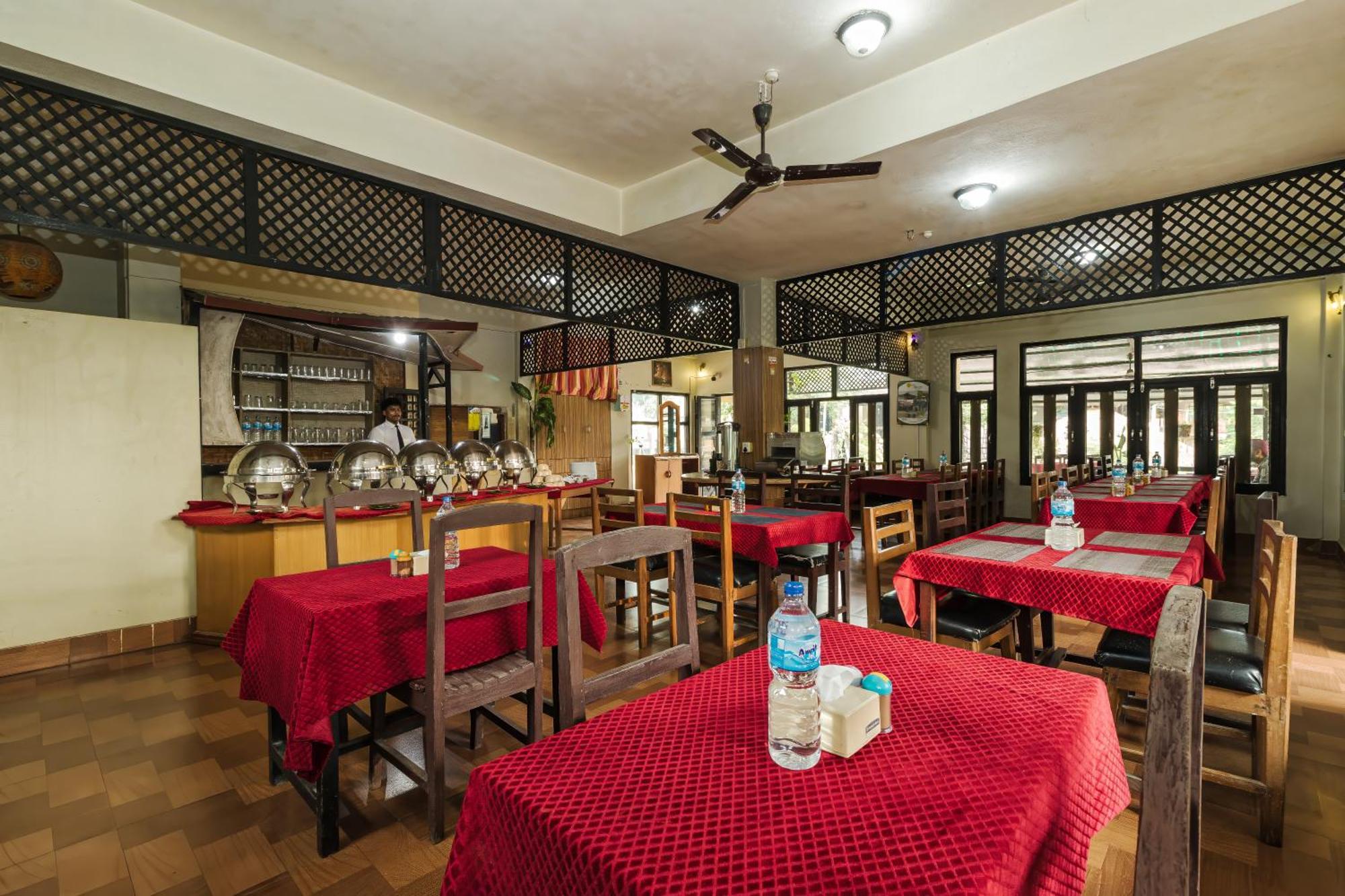 Hotel Riverside With Swimming Pool Sauraha Esterno foto