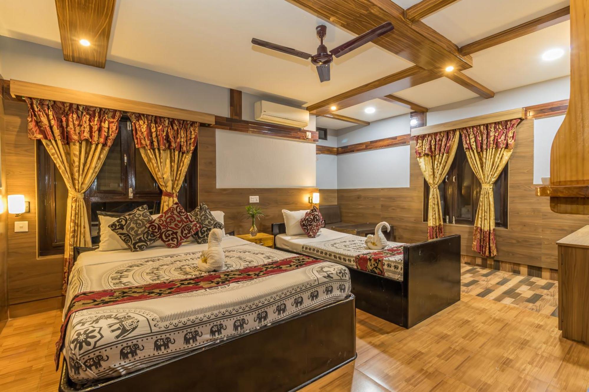 Hotel Riverside With Swimming Pool Sauraha Esterno foto