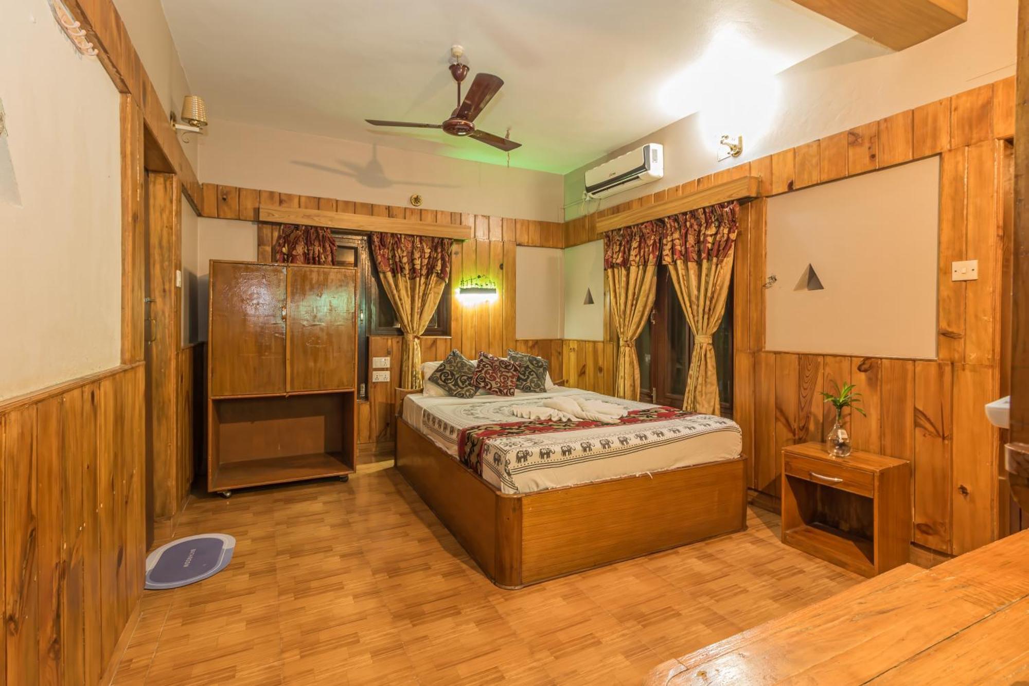 Hotel Riverside With Swimming Pool Sauraha Esterno foto