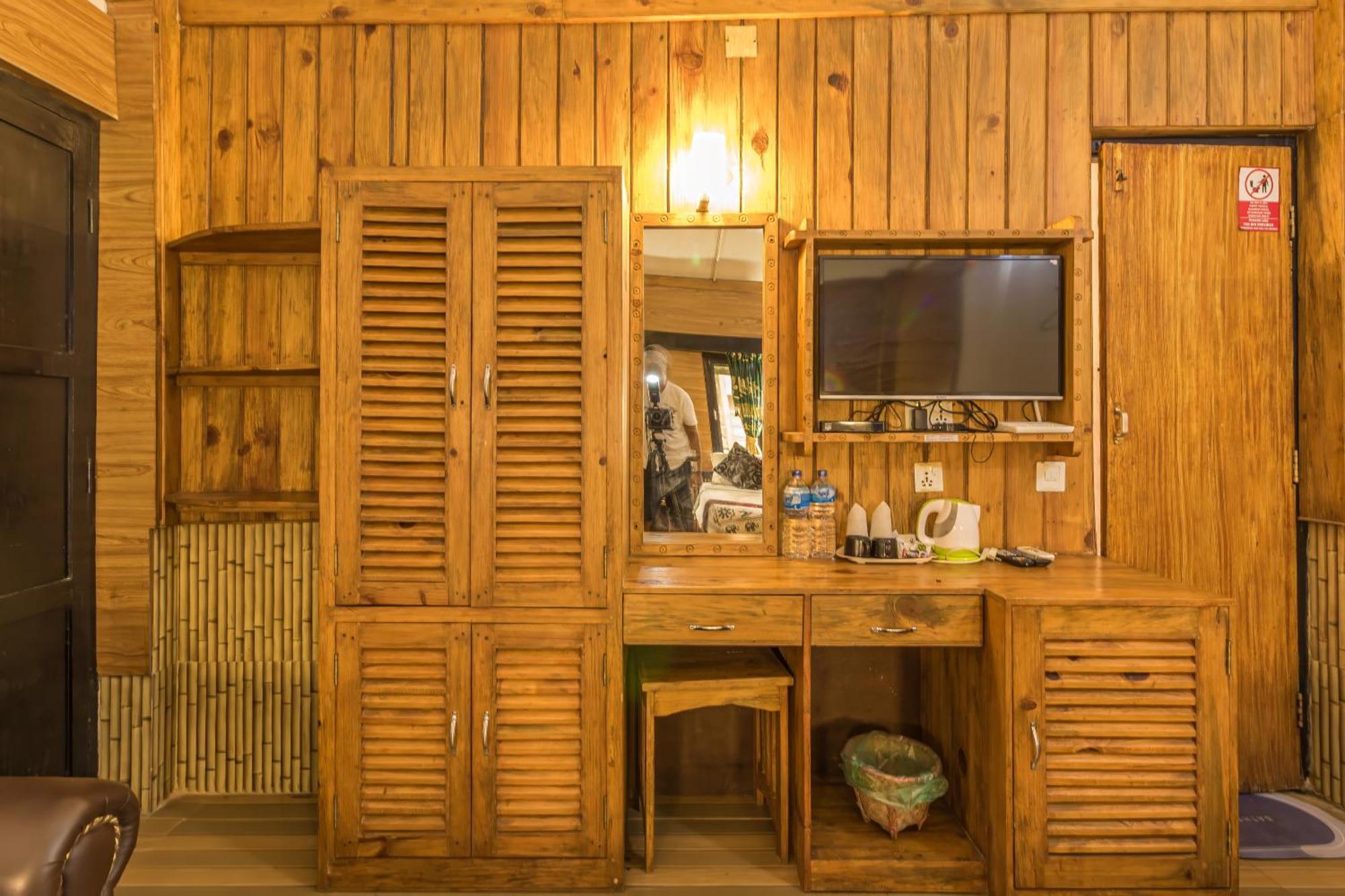Hotel Riverside With Swimming Pool Sauraha Esterno foto