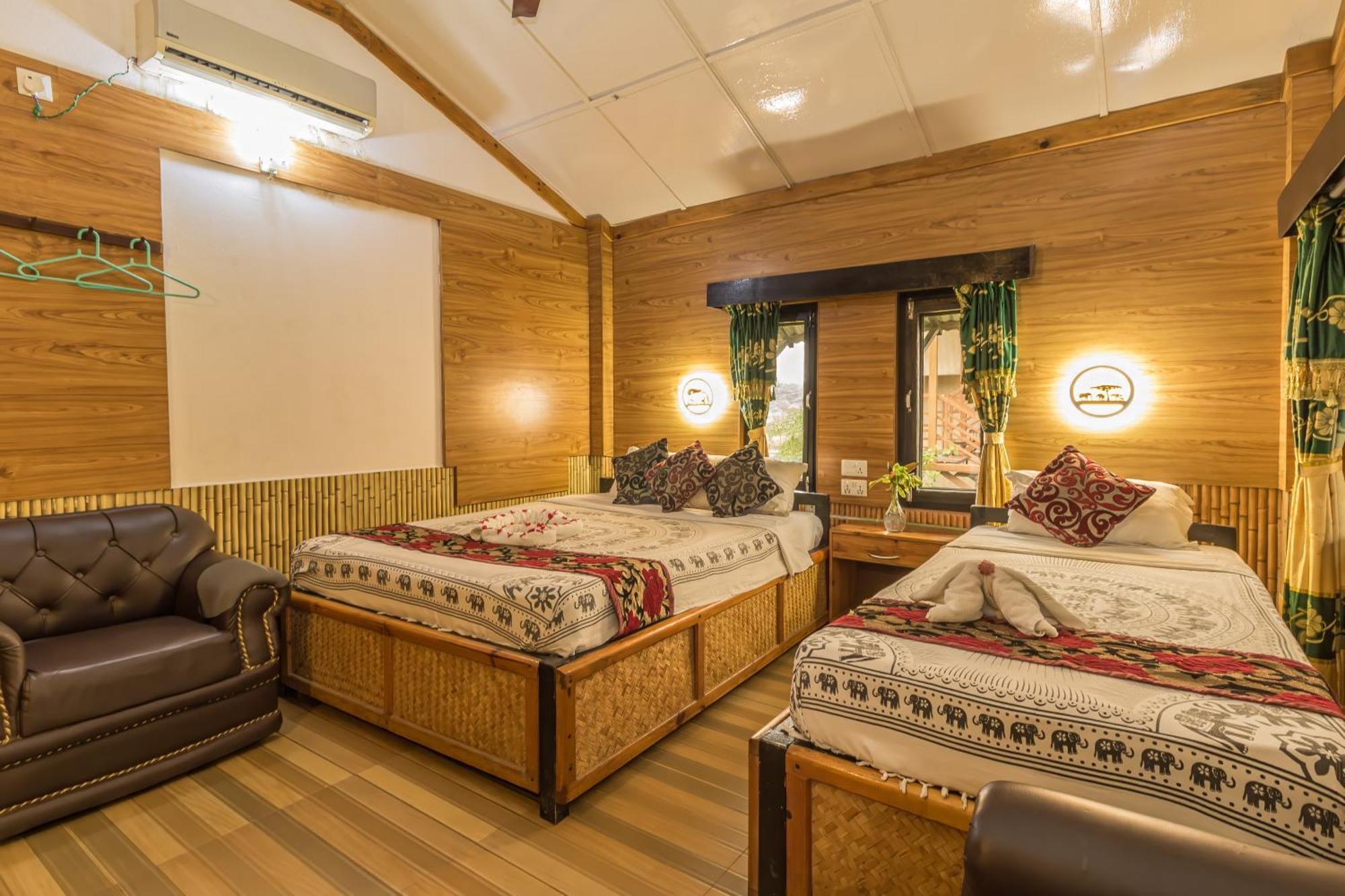 Hotel Riverside With Swimming Pool Sauraha Esterno foto