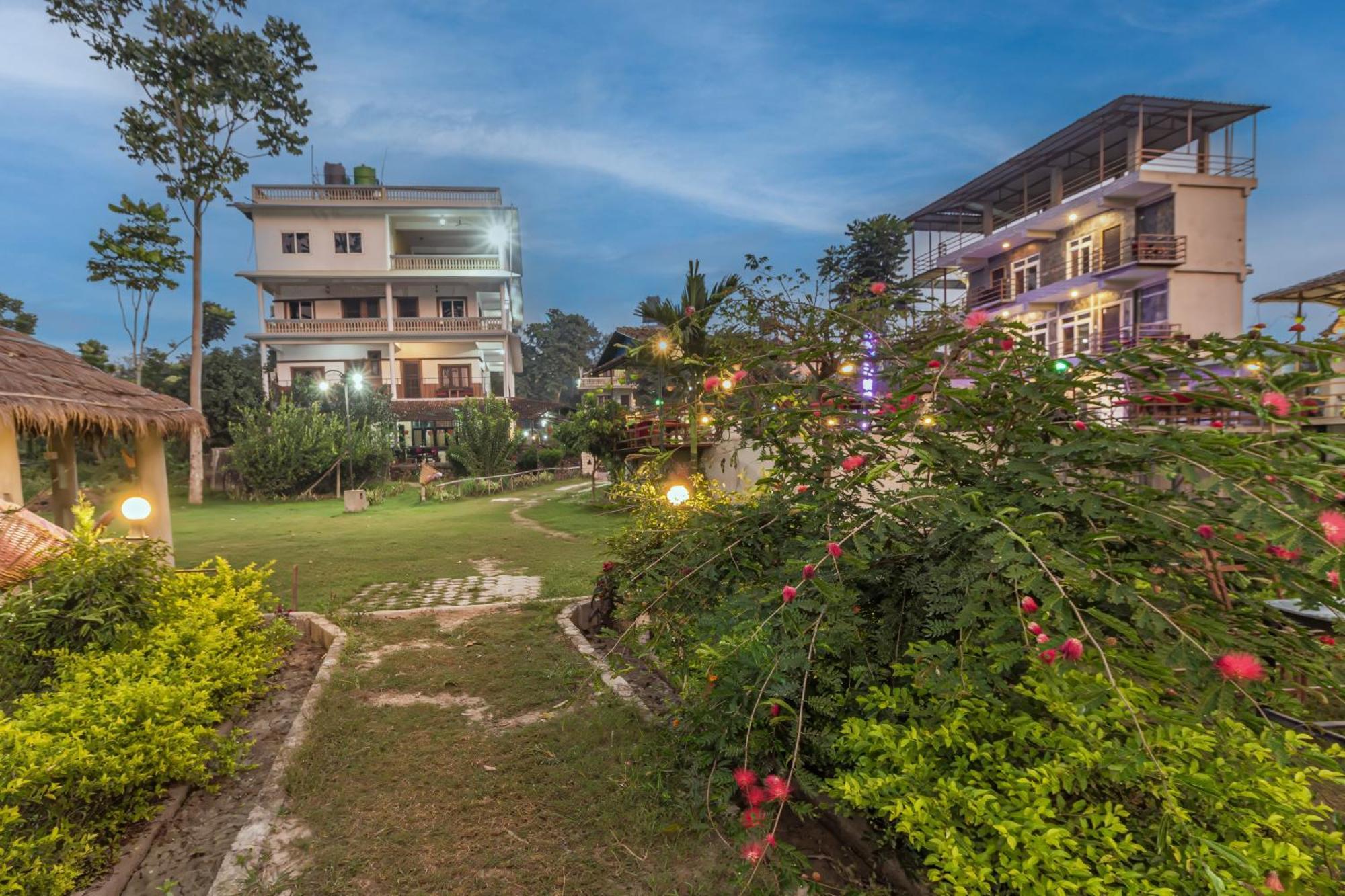 Hotel Riverside With Swimming Pool Sauraha Esterno foto