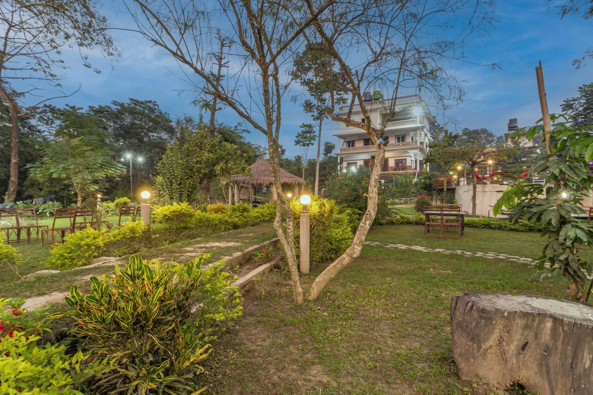 Hotel Riverside With Swimming Pool Sauraha Esterno foto