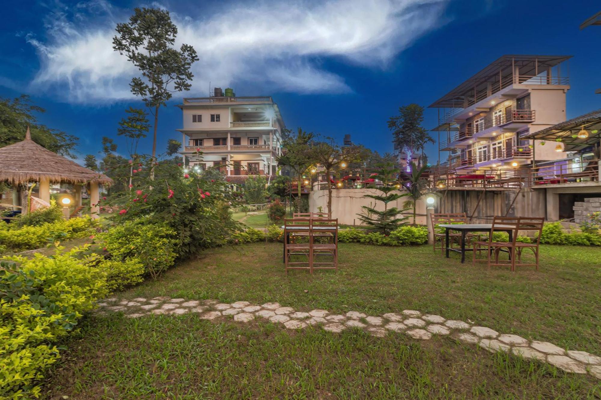 Hotel Riverside With Swimming Pool Sauraha Esterno foto