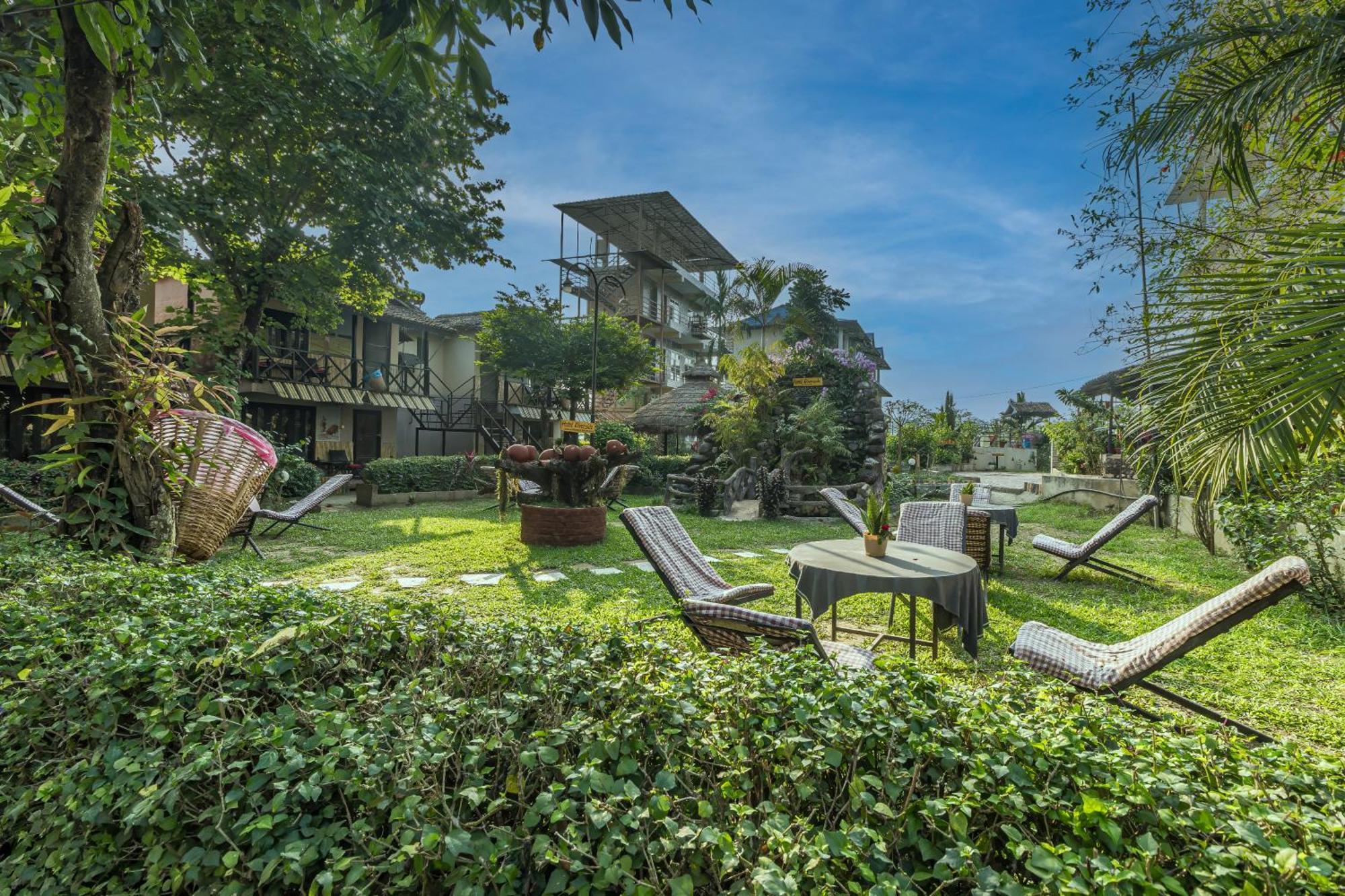 Hotel Riverside With Swimming Pool Sauraha Esterno foto