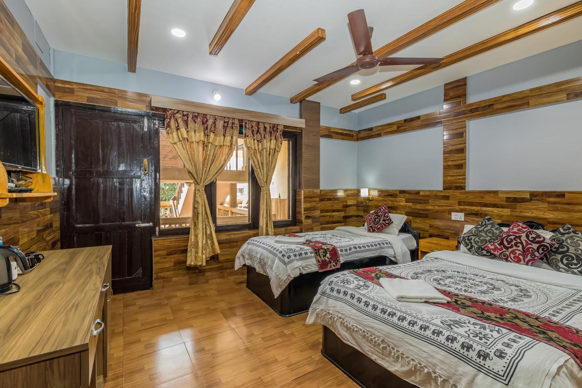 Hotel Riverside With Swimming Pool Sauraha Esterno foto