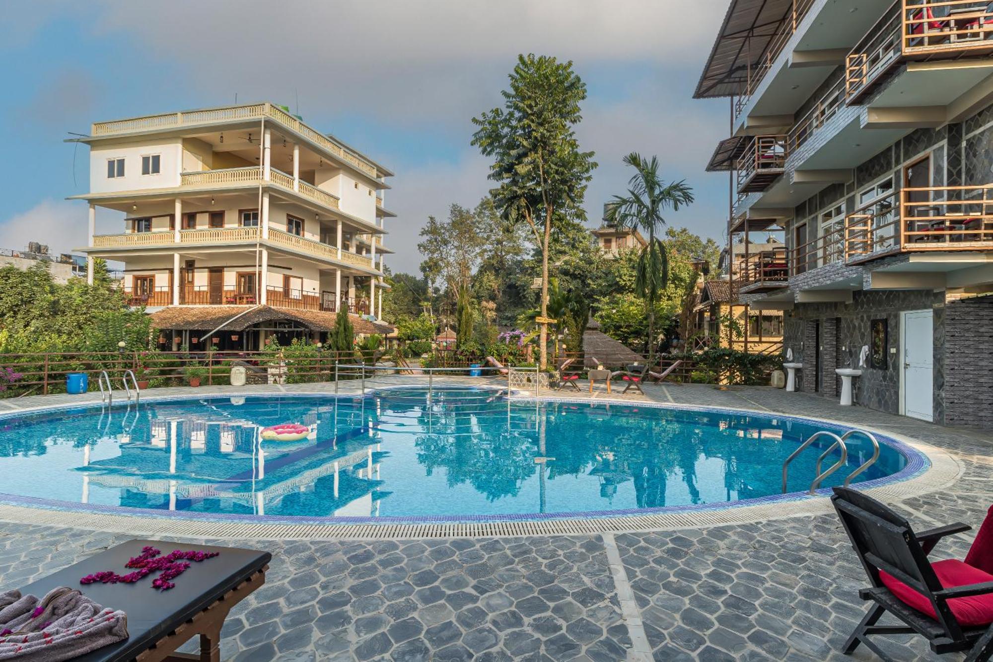 Hotel Riverside With Swimming Pool Sauraha Esterno foto