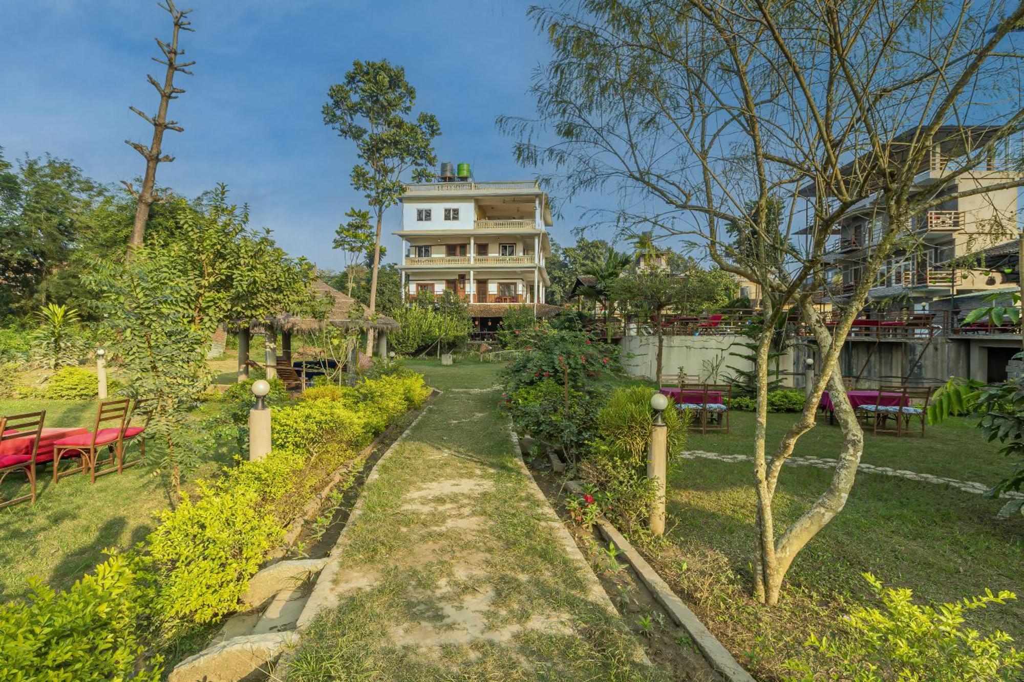 Hotel Riverside With Swimming Pool Sauraha Esterno foto