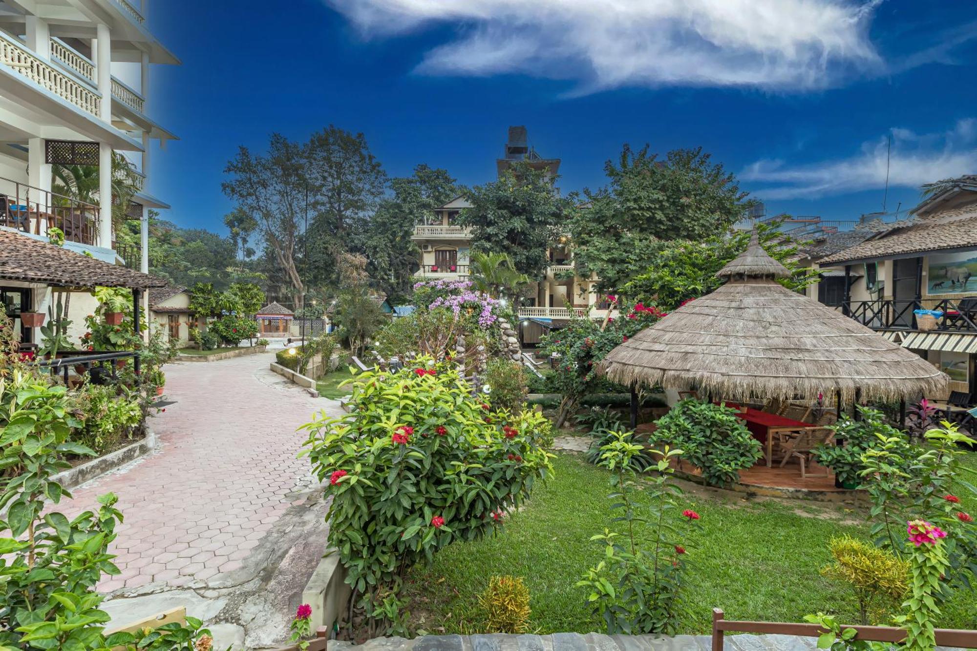 Hotel Riverside With Swimming Pool Sauraha Esterno foto
