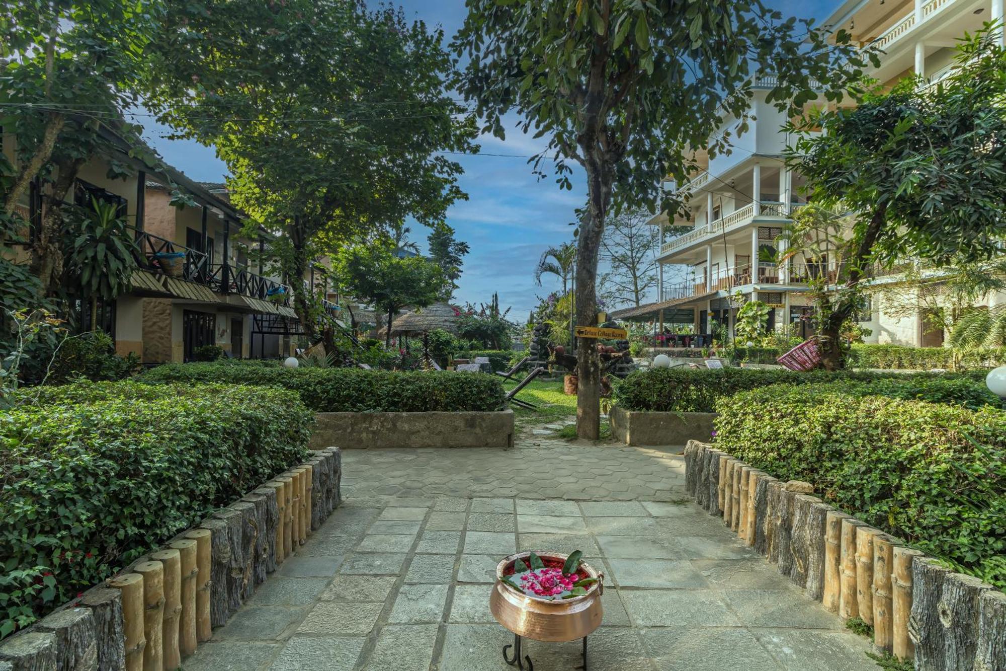 Hotel Riverside With Swimming Pool Sauraha Esterno foto
