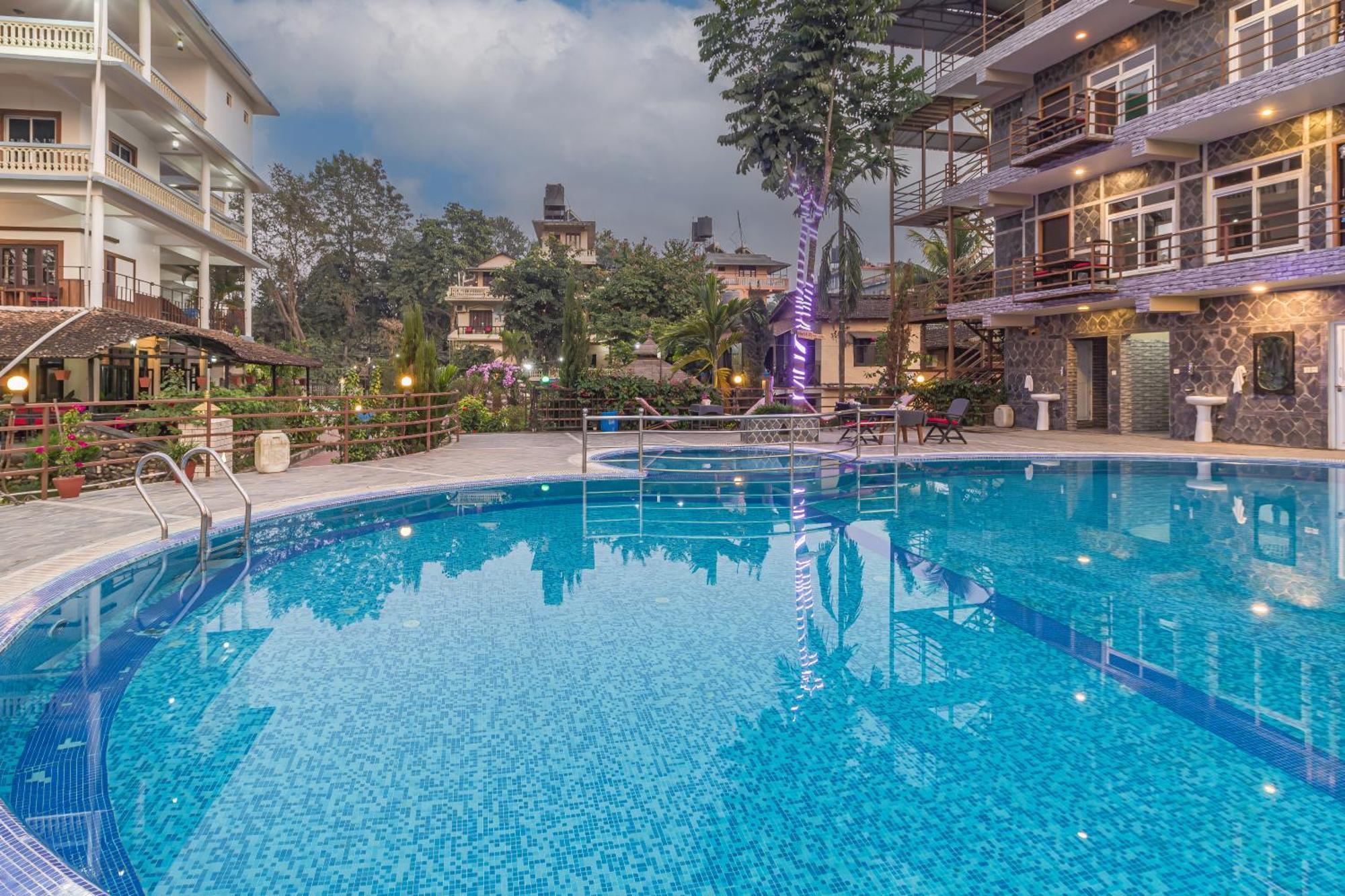 Hotel Riverside With Swimming Pool Sauraha Esterno foto