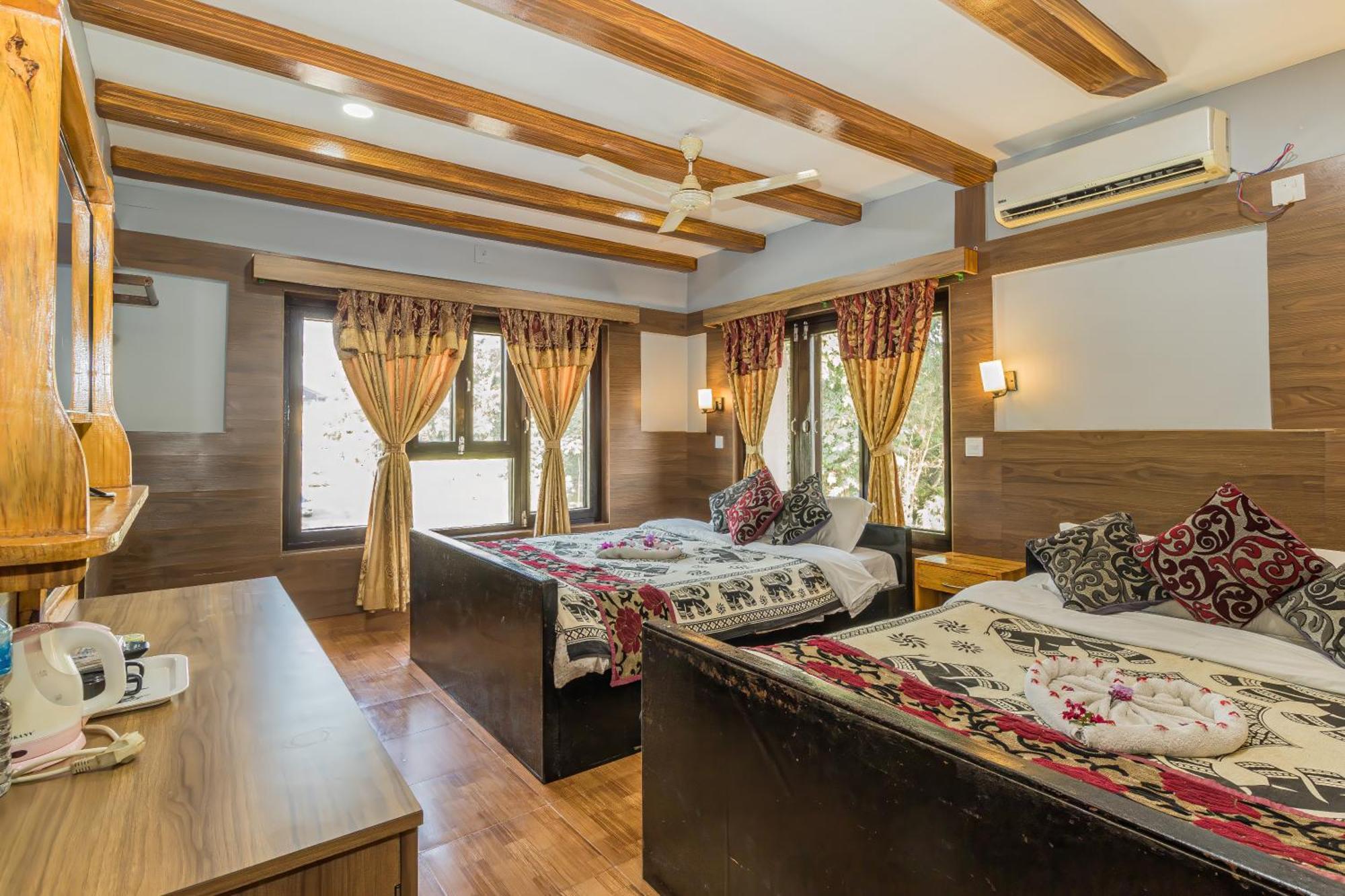 Hotel Riverside With Swimming Pool Sauraha Esterno foto