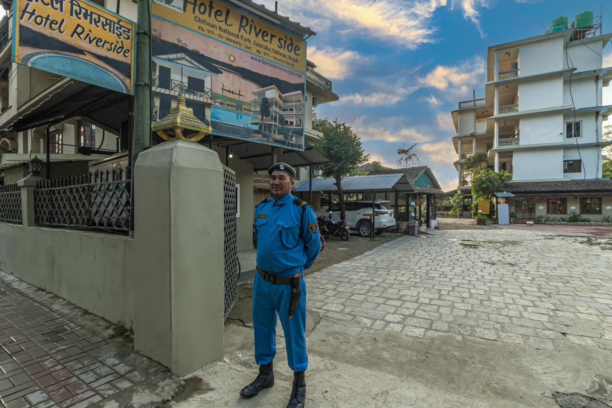 Hotel Riverside With Swimming Pool Sauraha Esterno foto