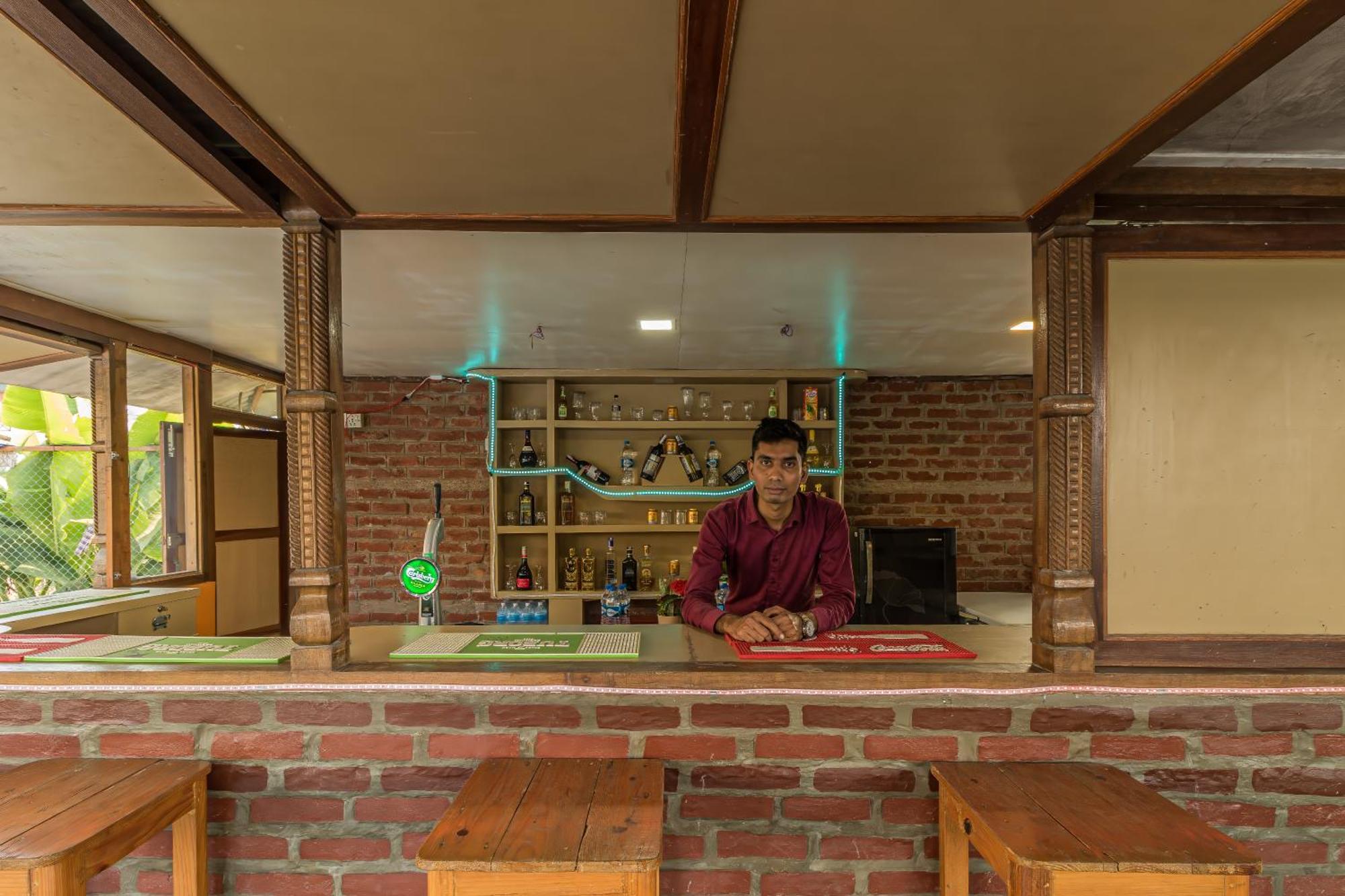 Hotel Riverside With Swimming Pool Sauraha Esterno foto