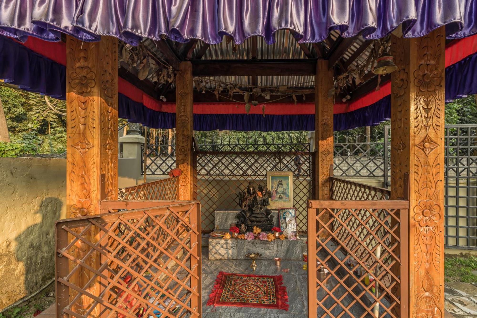 Hotel Riverside With Swimming Pool Sauraha Esterno foto