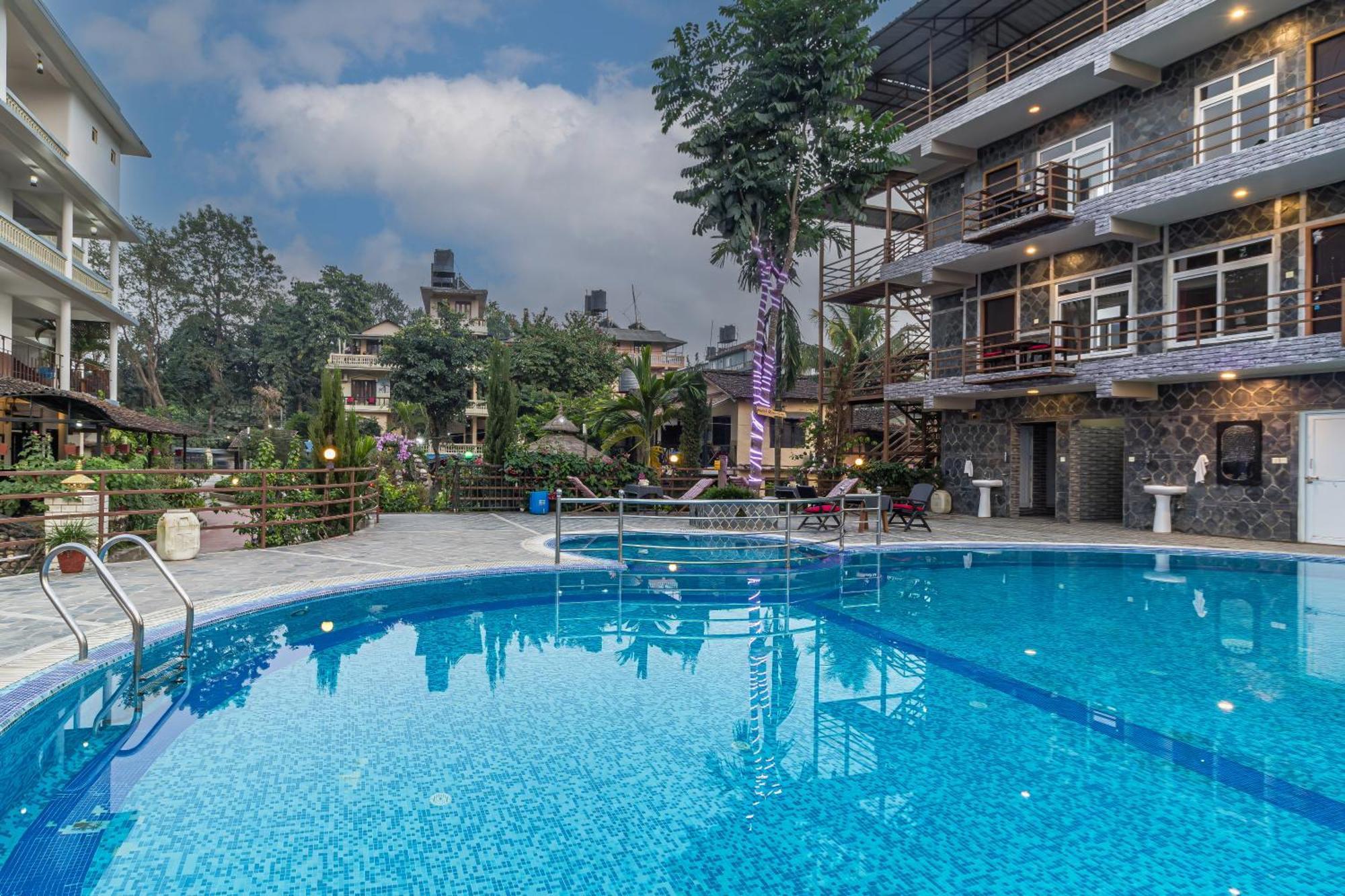 Hotel Riverside With Swimming Pool Sauraha Esterno foto