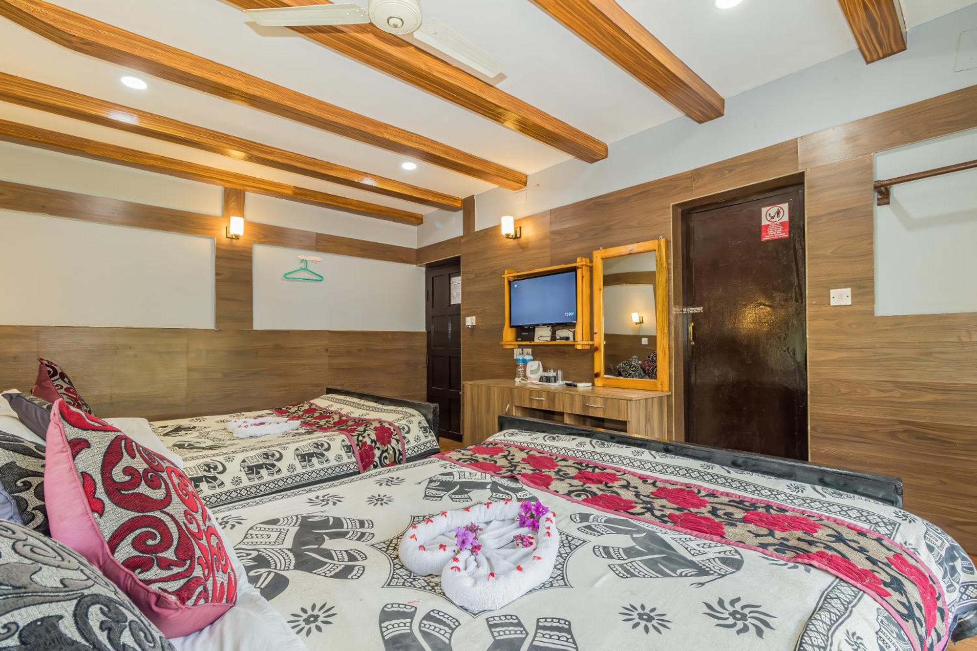 Hotel Riverside With Swimming Pool Sauraha Esterno foto
