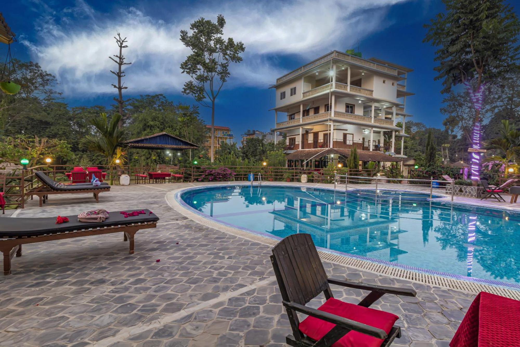 Hotel Riverside With Swimming Pool Sauraha Esterno foto