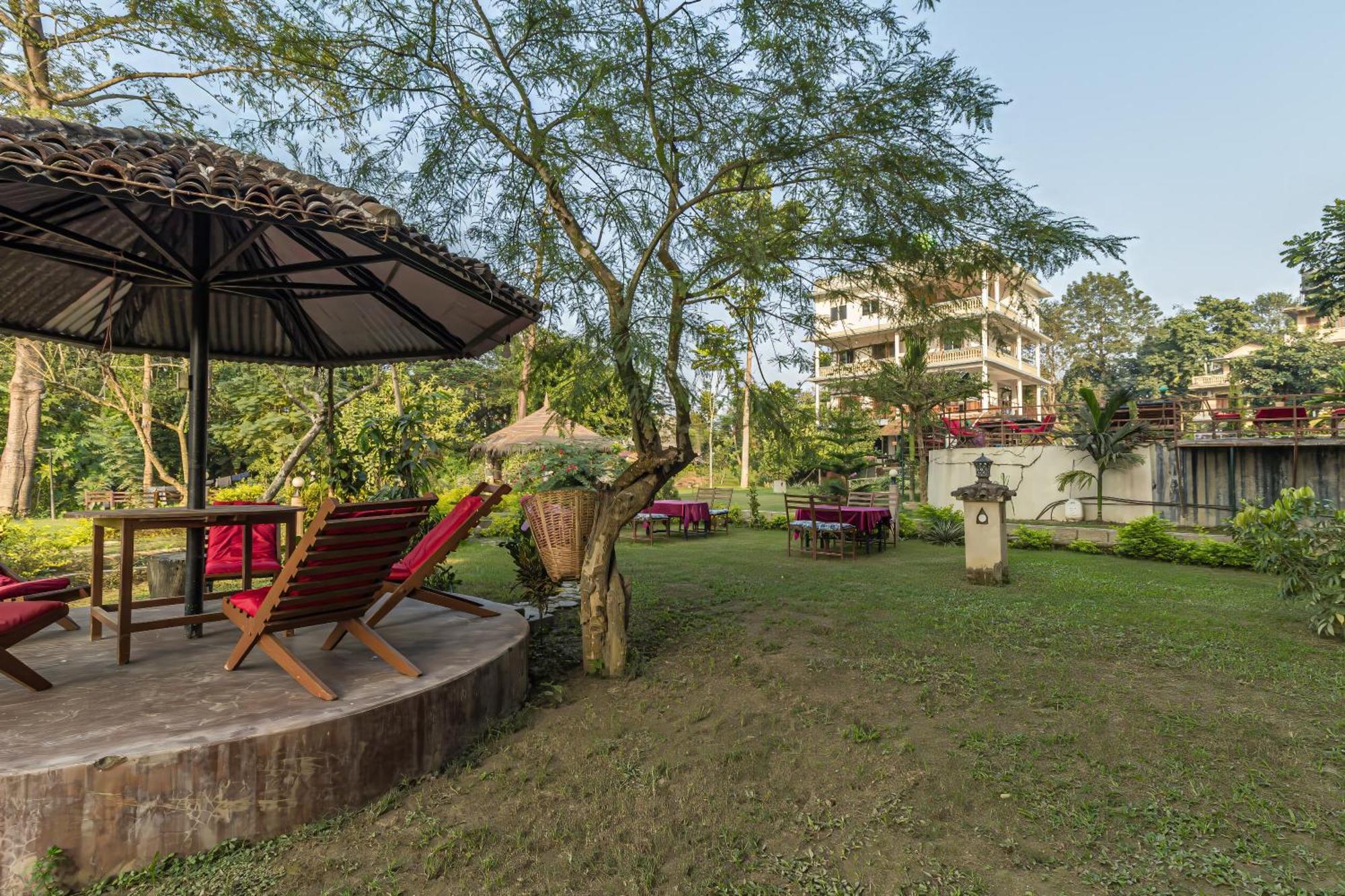Hotel Riverside With Swimming Pool Sauraha Esterno foto