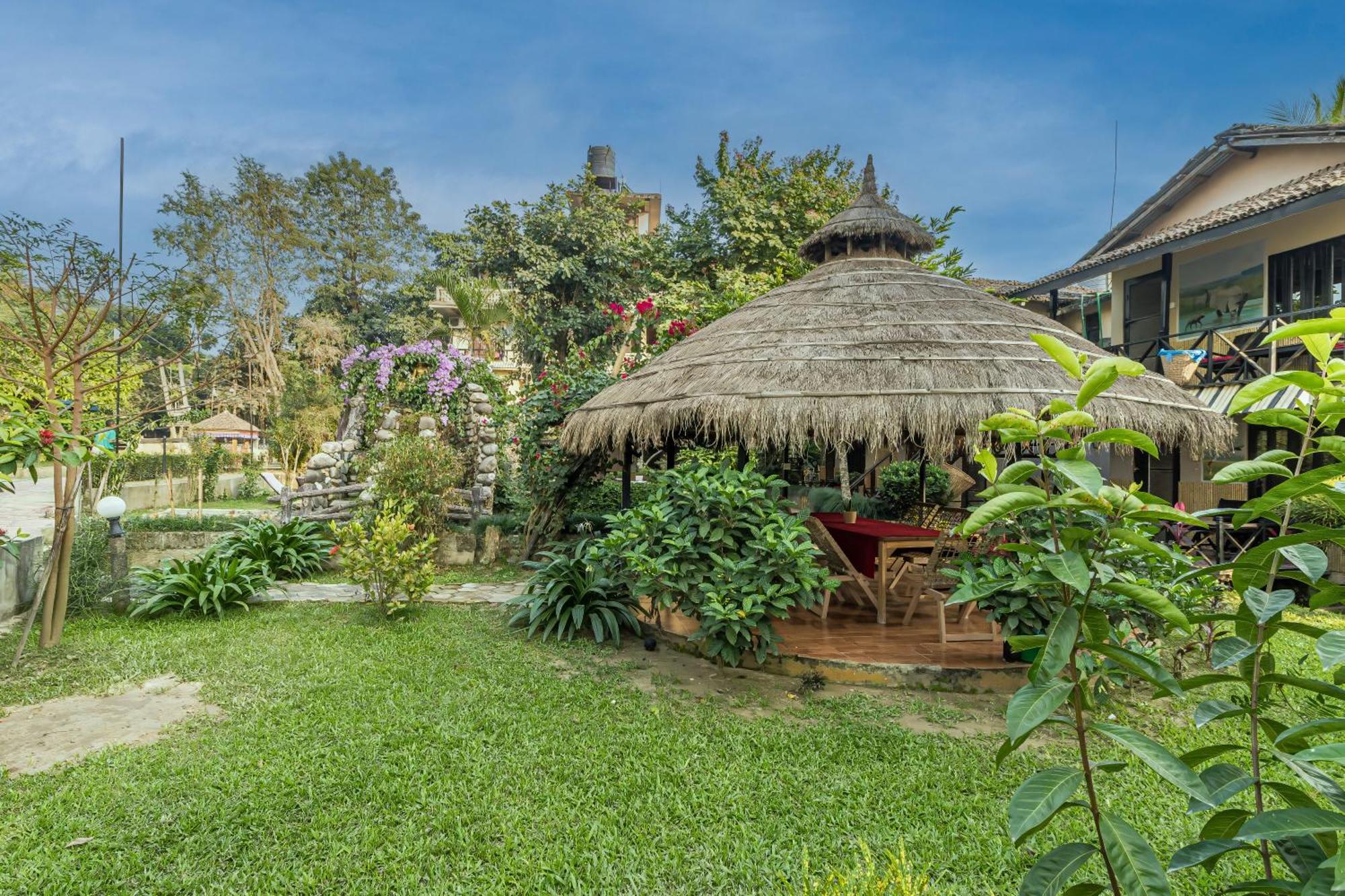Hotel Riverside With Swimming Pool Sauraha Esterno foto