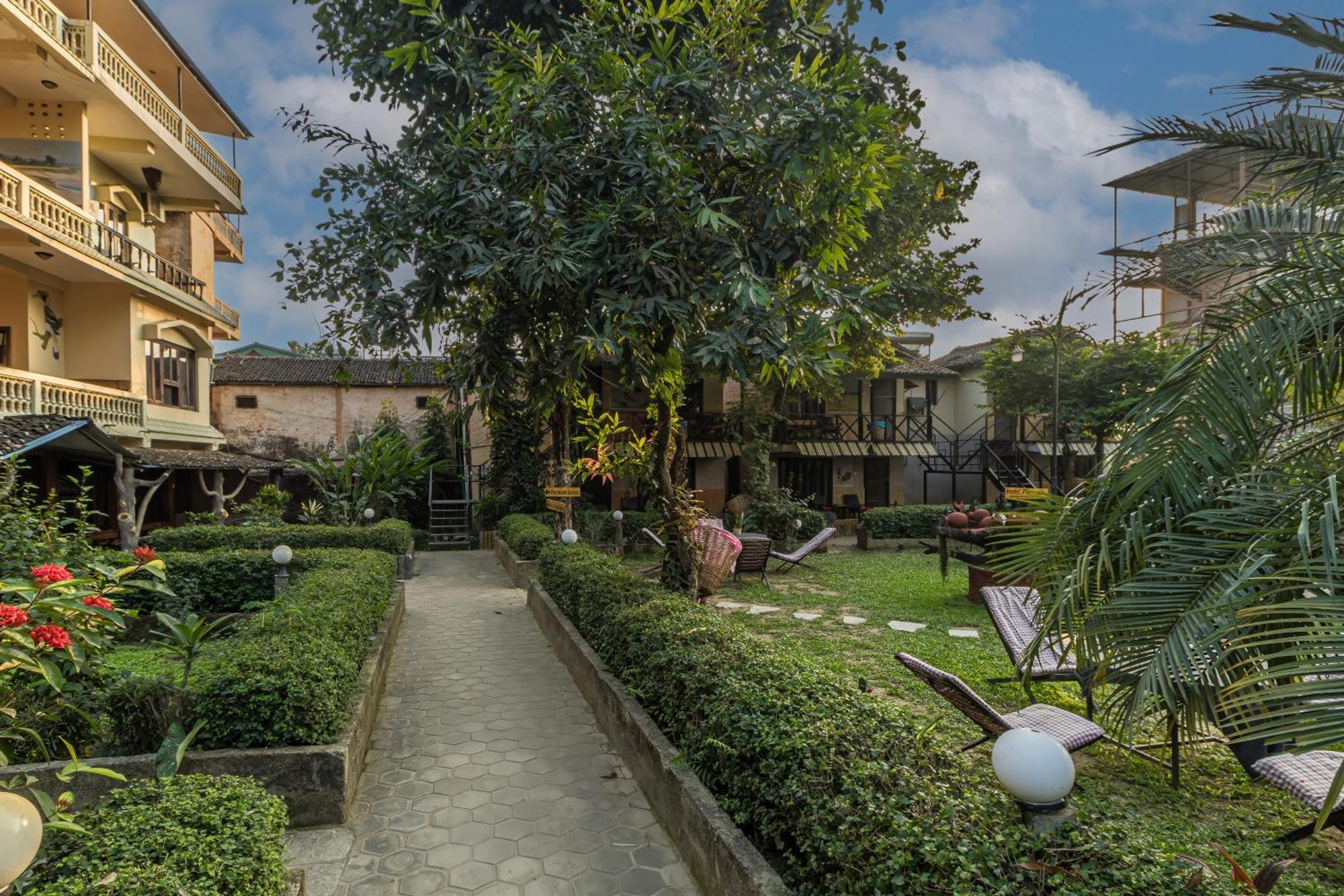 Hotel Riverside With Swimming Pool Sauraha Esterno foto